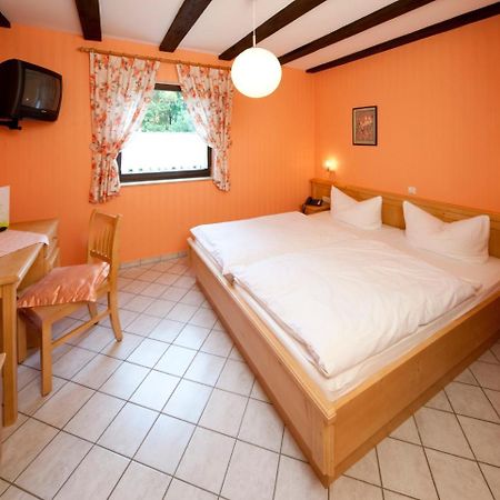 ホテルGasthaus Zur Wolfsschlucht Sugenheim エクステリア 写真