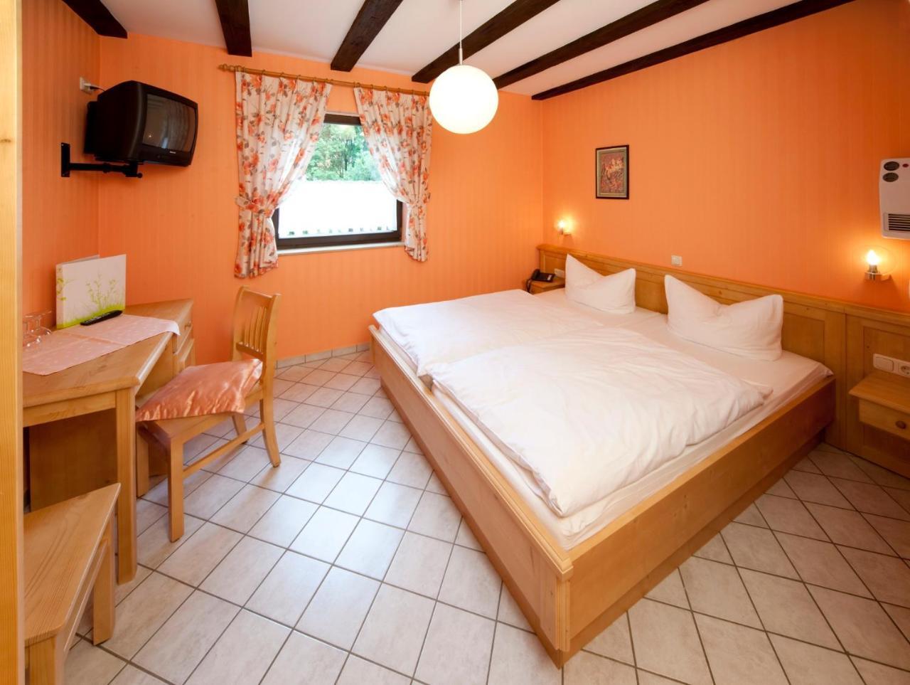 ホテルGasthaus Zur Wolfsschlucht Sugenheim エクステリア 写真