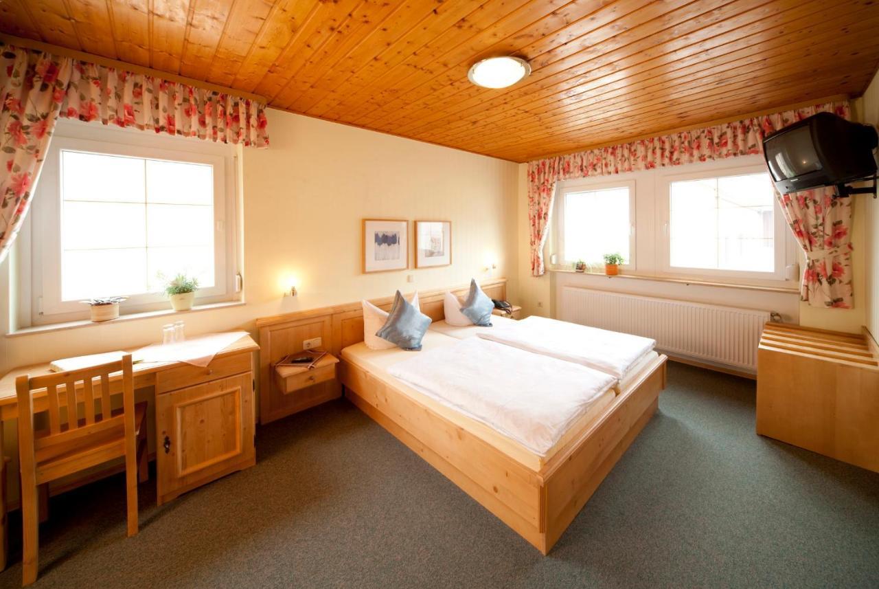 ホテルGasthaus Zur Wolfsschlucht Sugenheim エクステリア 写真